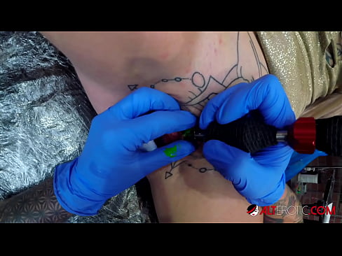 ❤️ Tsis tshua muaj tattooed hottie Sully Savage tau txais tattoo ntawm nws clitoris ❤️ Porno fb ntawm peb